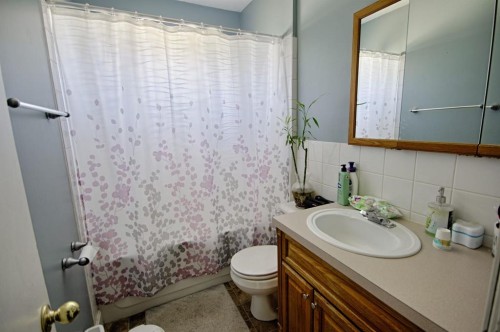 5014 48 Street, Taber, AB - Indoor Photo Showing Bathroom