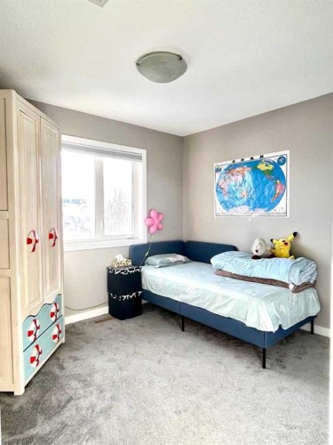 146 Silkstone Road West, Lethbridge, AB - Indoor Photo Showing Bedroom