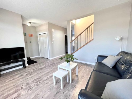 146 Silkstone Road West, Lethbridge, AB - Indoor Photo Showing Living Room