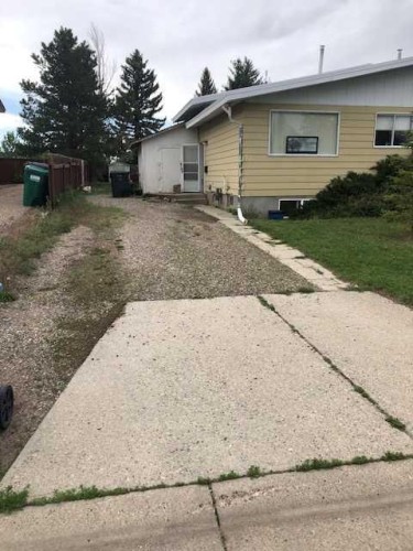 62 Carleton Road West, Lethbridge, AB 