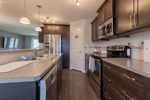 534 Keystone Chase West, Lethbridge, AB - Indoor Photo Showing Kitchen With Double Sink
