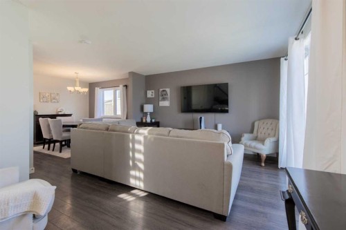 534 Keystone Chase West, Lethbridge, AB - Indoor Photo Showing Living Room