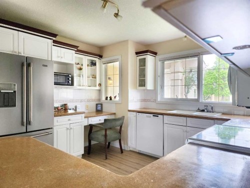 11-240 Heritage Boulevard West, Lethbridge, AB 