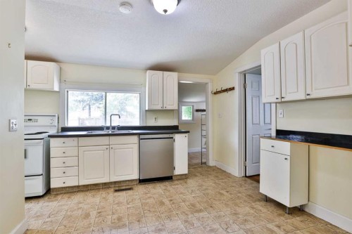 318 16 Street North, Lethbridge, AB 