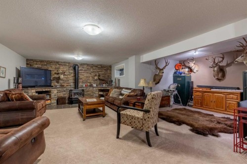 325 8 Avenue, Granum, AB - Indoor Photo Showing Living Room