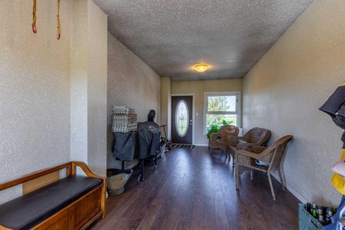 325 8 Avenue, Granum, AB - Indoor