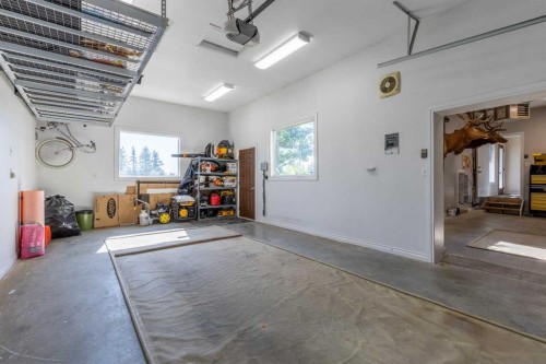 325 8 Avenue, Granum, AB - Indoor Photo Showing Garage