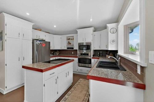 63 Wildwood Crescent West, Lethbridge, AB - Indoor Photo Showing Kitchen