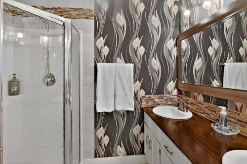 63 Wildwood Crescent West, Lethbridge, AB - Indoor Photo Showing Bathroom