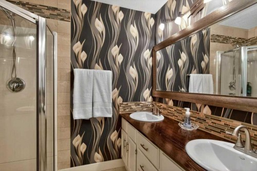 63 Wildwood Crescent West, Lethbridge, AB - Indoor Photo Showing Bathroom