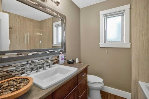63 Wildwood Crescent West, Lethbridge, AB - Indoor Photo Showing Bathroom