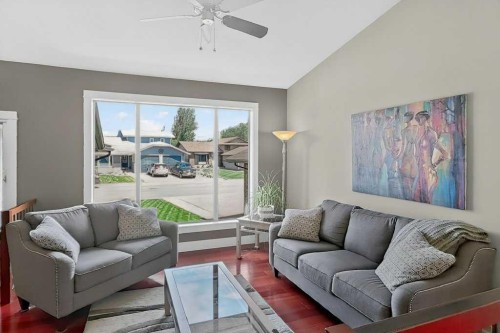 63 Wildwood Crescent West, Lethbridge, AB - Indoor Photo Showing Living Room