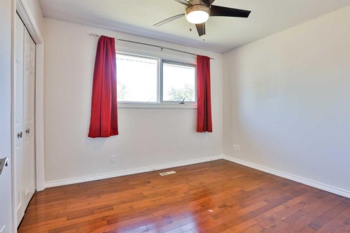 96 Oxford Road West, Lethbridge, AB - Indoor Photo Showing Other Room