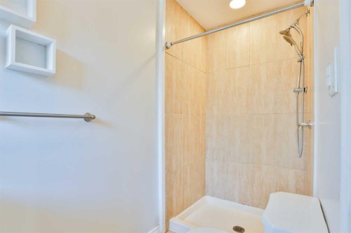 96 Oxford Road West, Lethbridge, AB - Indoor Photo Showing Bathroom