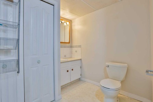 96 Oxford Road West, Lethbridge, AB - Indoor Photo Showing Bathroom