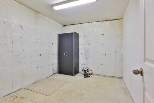96 Oxford Road West, Lethbridge, AB - Indoor