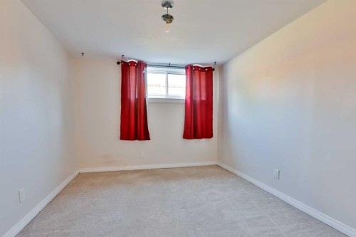96 Oxford Road West, Lethbridge, AB - Indoor Photo Showing Other Room