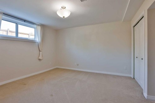 96 Oxford Road West, Lethbridge, AB - Indoor Photo Showing Other Room