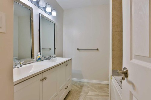 96 Oxford Road West, Lethbridge, AB - Indoor Photo Showing Bathroom
