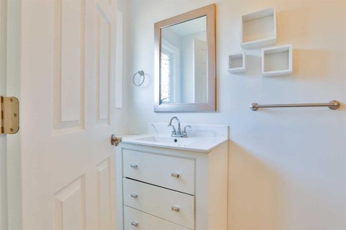 96 Oxford Road West, Lethbridge, AB - Indoor Photo Showing Bathroom