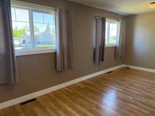 127 2 Avenue North, Vauxhall, AB 