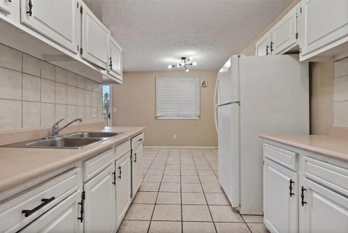 35-5 Acadia Road West, Lethbridge, AB 