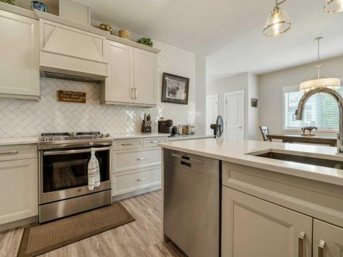 1-322 Northlander Bend West, Lethbridge, AB - Indoor Photo Showing Kitchen With Upgraded Kitchen
