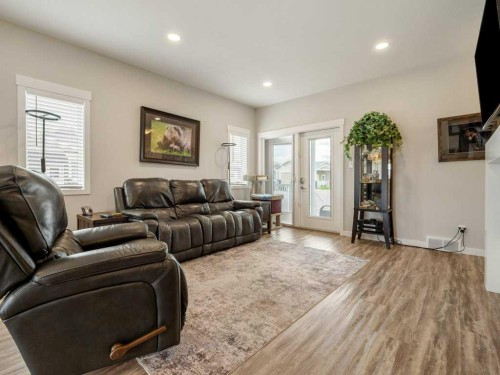 1-322 Northlander Bend West, Lethbridge, AB - Indoor Photo Showing Living Room