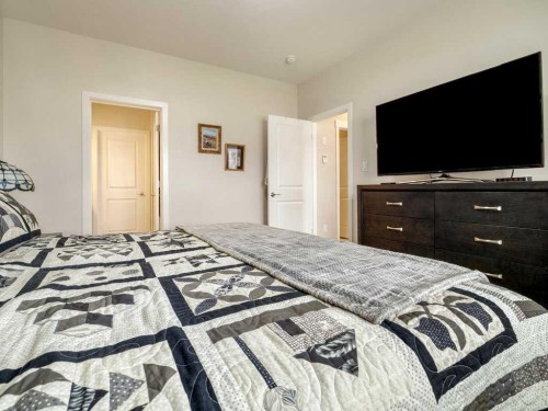 1-322 Northlander Bend West, Lethbridge, AB - Indoor Photo Showing Bedroom