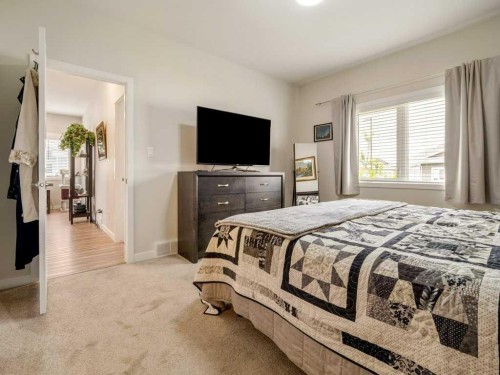 1-322 Northlander Bend West, Lethbridge, AB - Indoor Photo Showing Bedroom