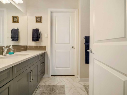 1-322 Northlander Bend West, Lethbridge, AB - Indoor Photo Showing Bathroom