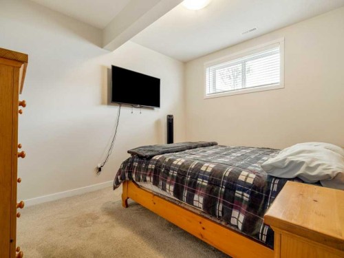 1-322 Northlander Bend West, Lethbridge, AB - Indoor Photo Showing Bedroom