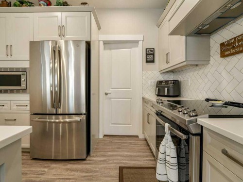 1-322 Northlander Bend West, Lethbridge, AB - Indoor Photo Showing Kitchen