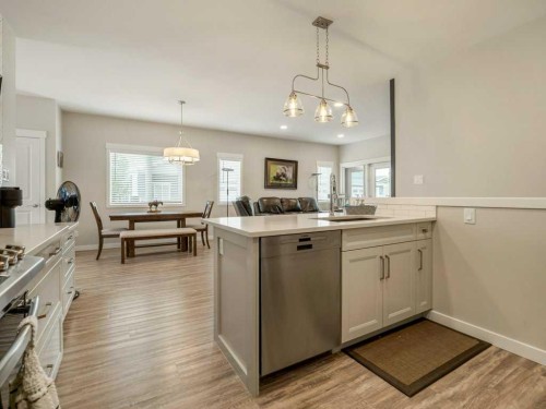1-322 Northlander Bend West, Lethbridge, AB - Indoor Photo Showing Kitchen