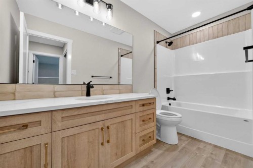 74 Riverpark Boulevard West, Lethbridge, AB - Indoor Photo Showing Bathroom
