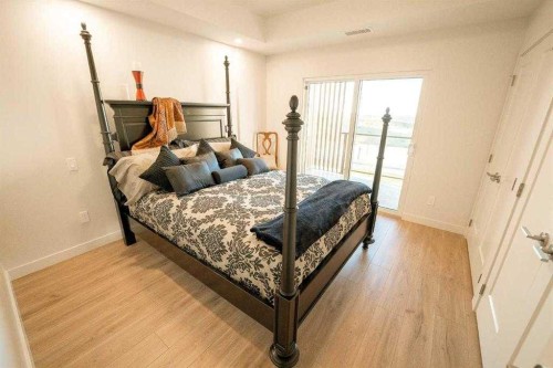 331-102 Scenic Drive North, Lethbridge, AB - Indoor Photo Showing Bedroom