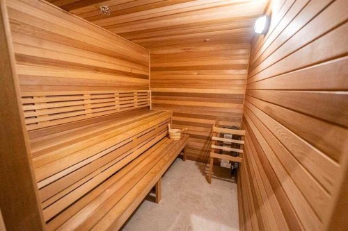 331-102 Scenic Drive North, Lethbridge, AB - Indoor Photo Showing Other Room