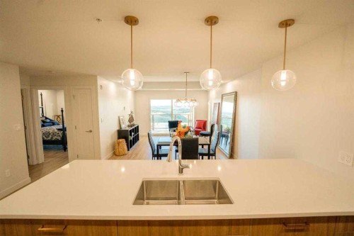 331-102 Scenic Drive North, Lethbridge, AB - Indoor Photo Showing Kitchen With Double Sink