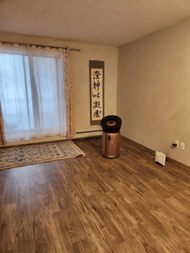 101-440 Columbia Boulevard West, Lethbridge, AB - Indoor Photo Showing Other Room