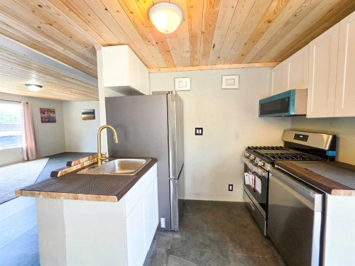 6726 17 Avenue, Coleman, AB - Indoor Photo Showing Kitchen