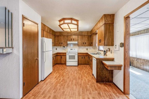 47 Ryerson Road West, Lethbridge, AB - Indoor Photo Showing Kitchen