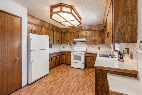 47 Ryerson Road West, Lethbridge, AB - Indoor Photo Showing Kitchen With Double Sink
