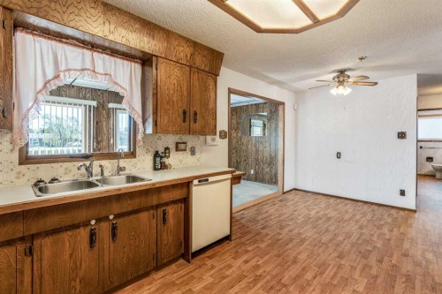 47 Ryerson Road West, Lethbridge, AB - Indoor Photo Showing Kitchen With Double Sink