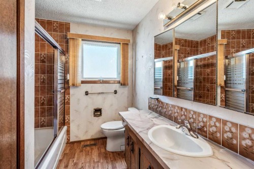47 Ryerson Road West, Lethbridge, AB - Indoor Photo Showing Bathroom