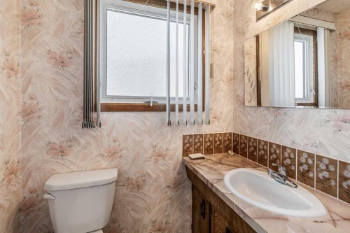 47 Ryerson Road West, Lethbridge, AB - Indoor Photo Showing Bathroom