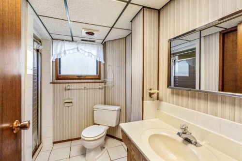47 Ryerson Road West, Lethbridge, AB - Indoor Photo Showing Bathroom