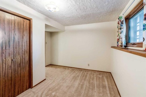 47 Ryerson Road West, Lethbridge, AB - Indoor Photo Showing Other Room