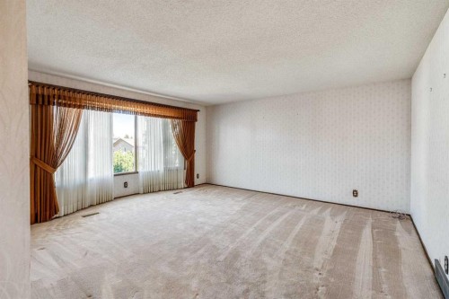 47 Ryerson Road West, Lethbridge, AB - Indoor Photo Showing Other Room
