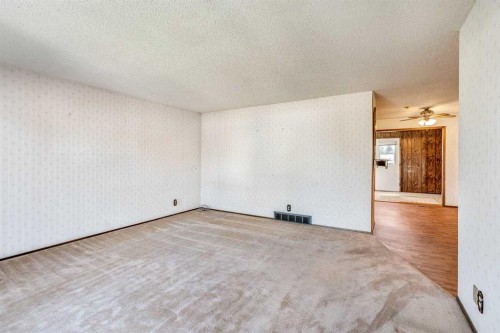 47 Ryerson Road West, Lethbridge, AB - Indoor Photo Showing Other Room
