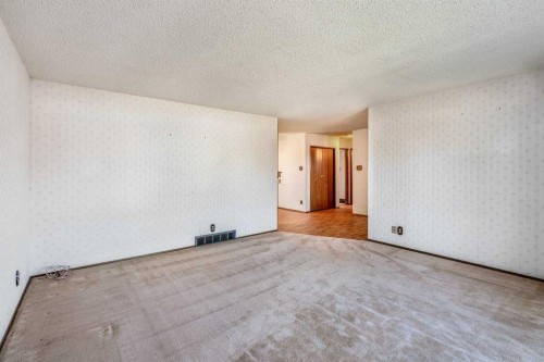 47 Ryerson Road West, Lethbridge, AB - Indoor Photo Showing Other Room